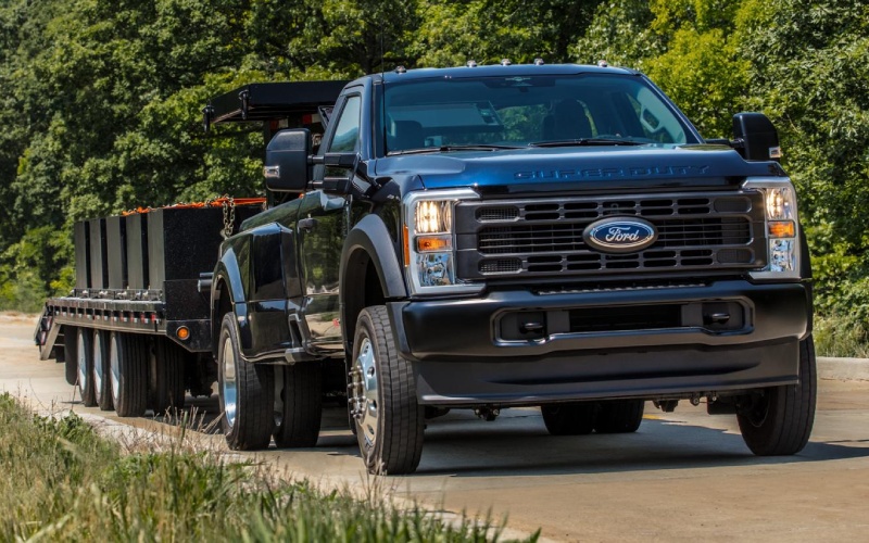 Should you choose SRW or DRW on a 2026 Ford Super Duty F-350 for towing around Jupiter, FL?