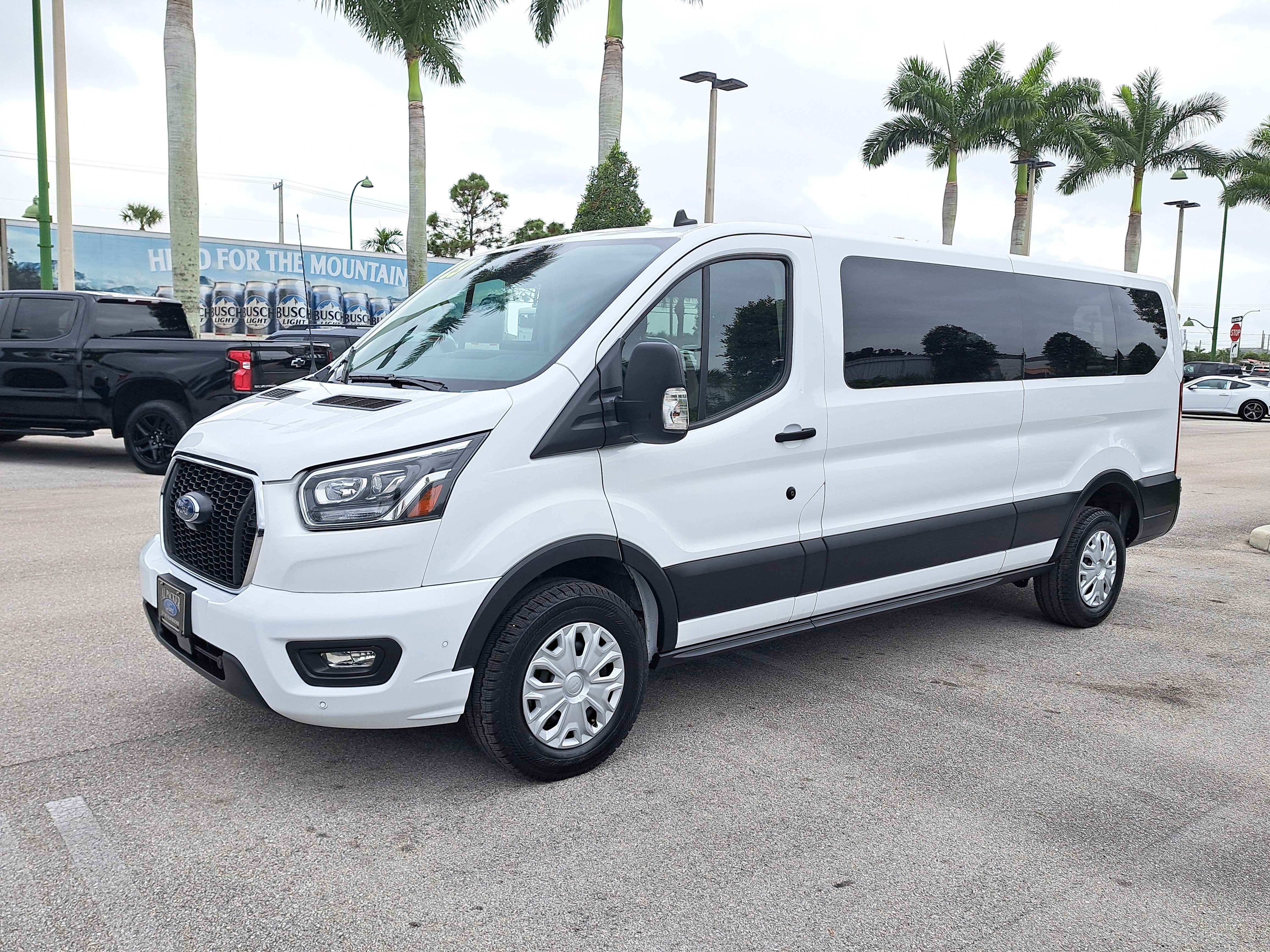 2023 Ford Transit Passenger Wagon XLT