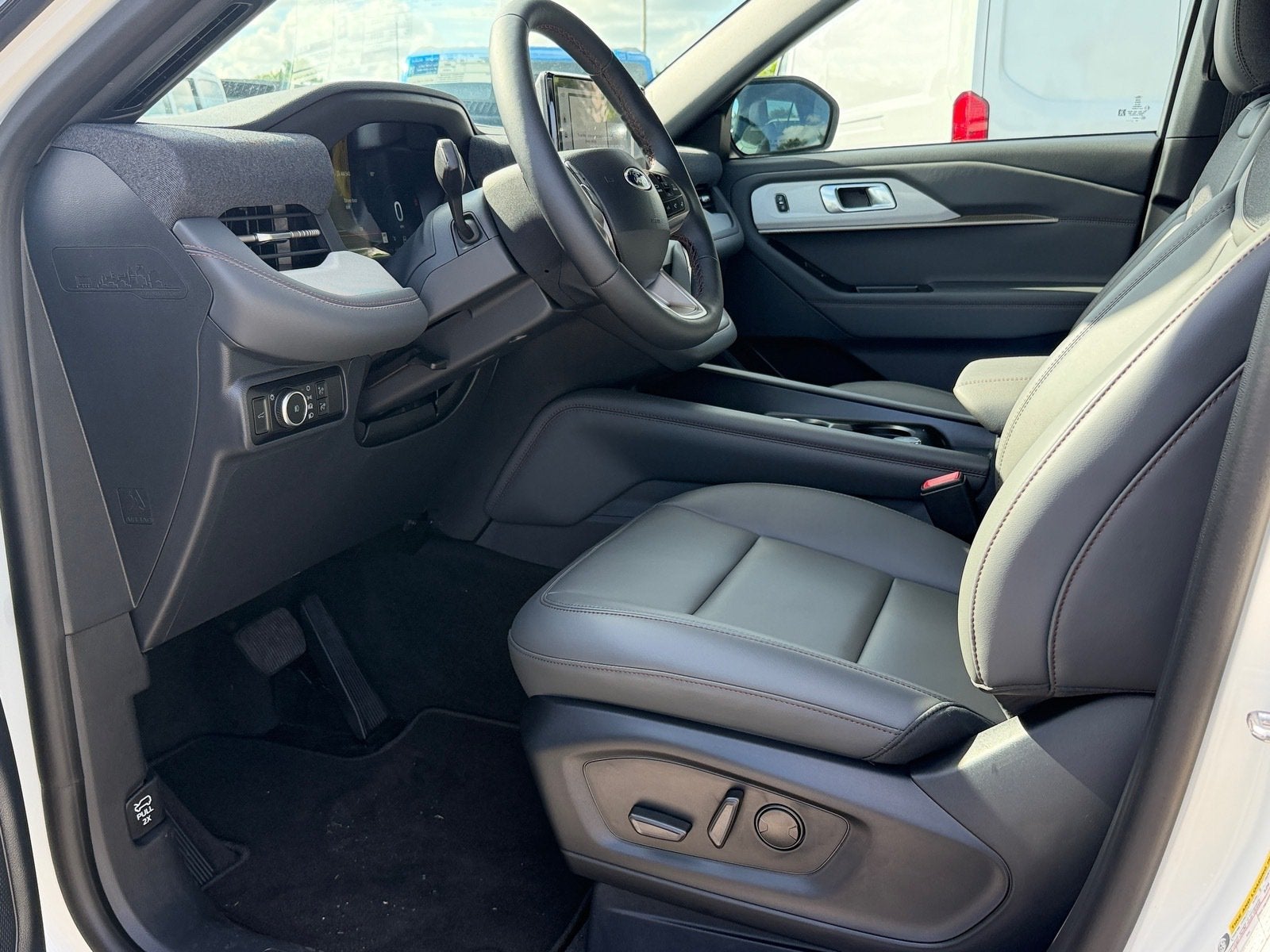 2027 Ford Explorer Active w/200A Pkg