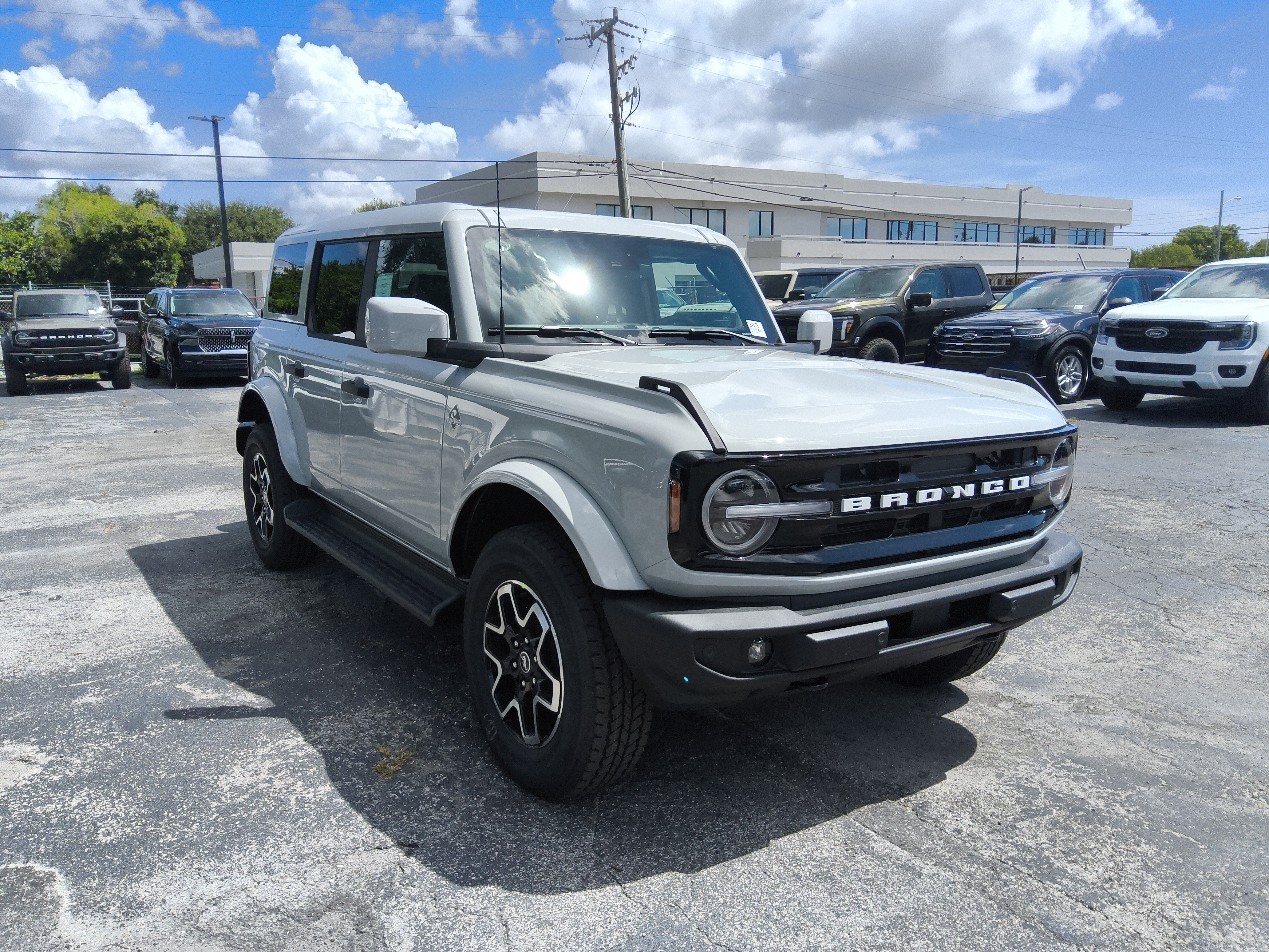 2026 Ford Bronco Outer Banks