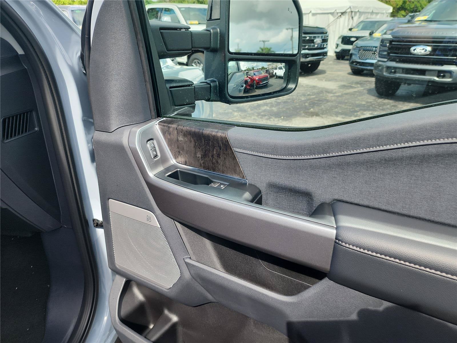 2027 Ford Super Duty F-350 SRW Lariat