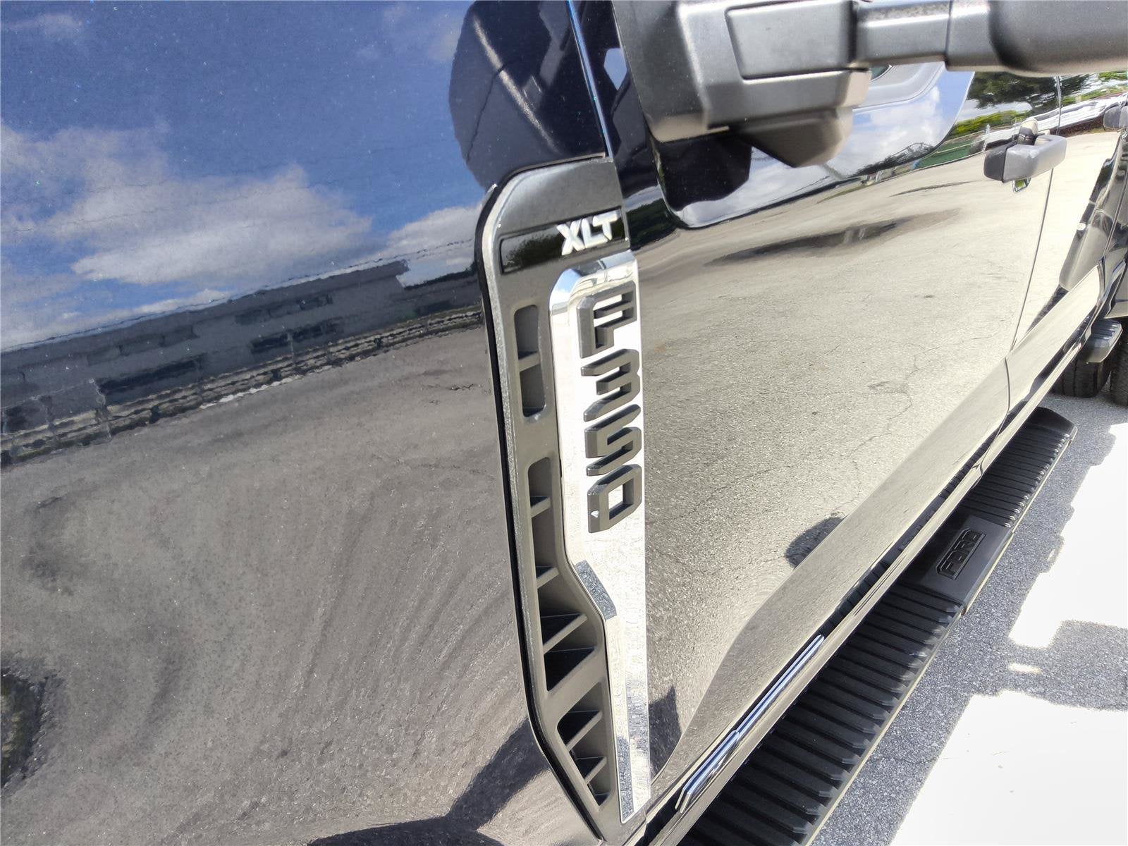 2024 FordaezSawEw4SDdzy7A4SyddyEsda Super Duty F-350 DRW XLT