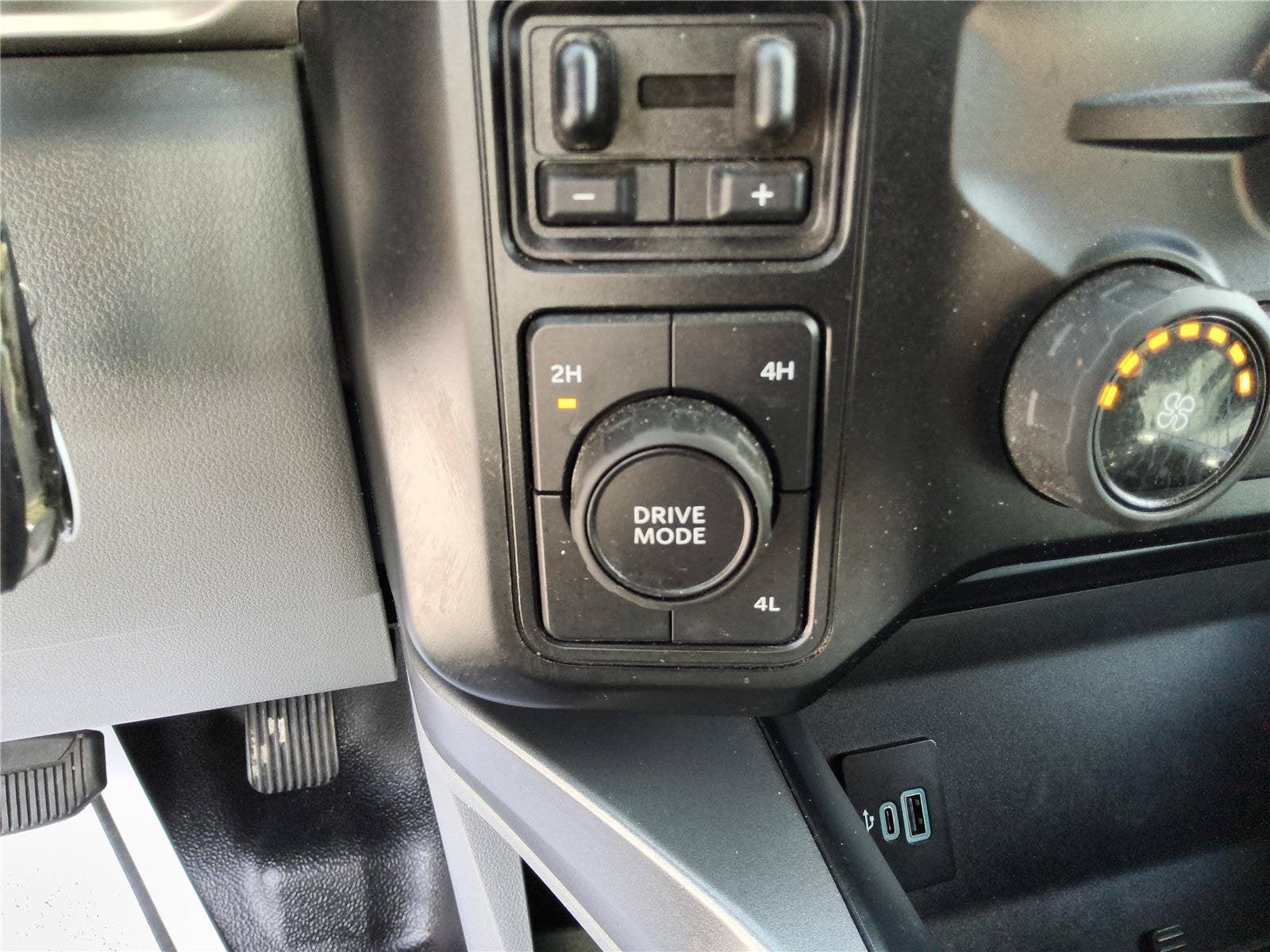 2024 FordaezSawEw4SDdzy7A4SyddyEsda Super Duty F-350 DRW XLT