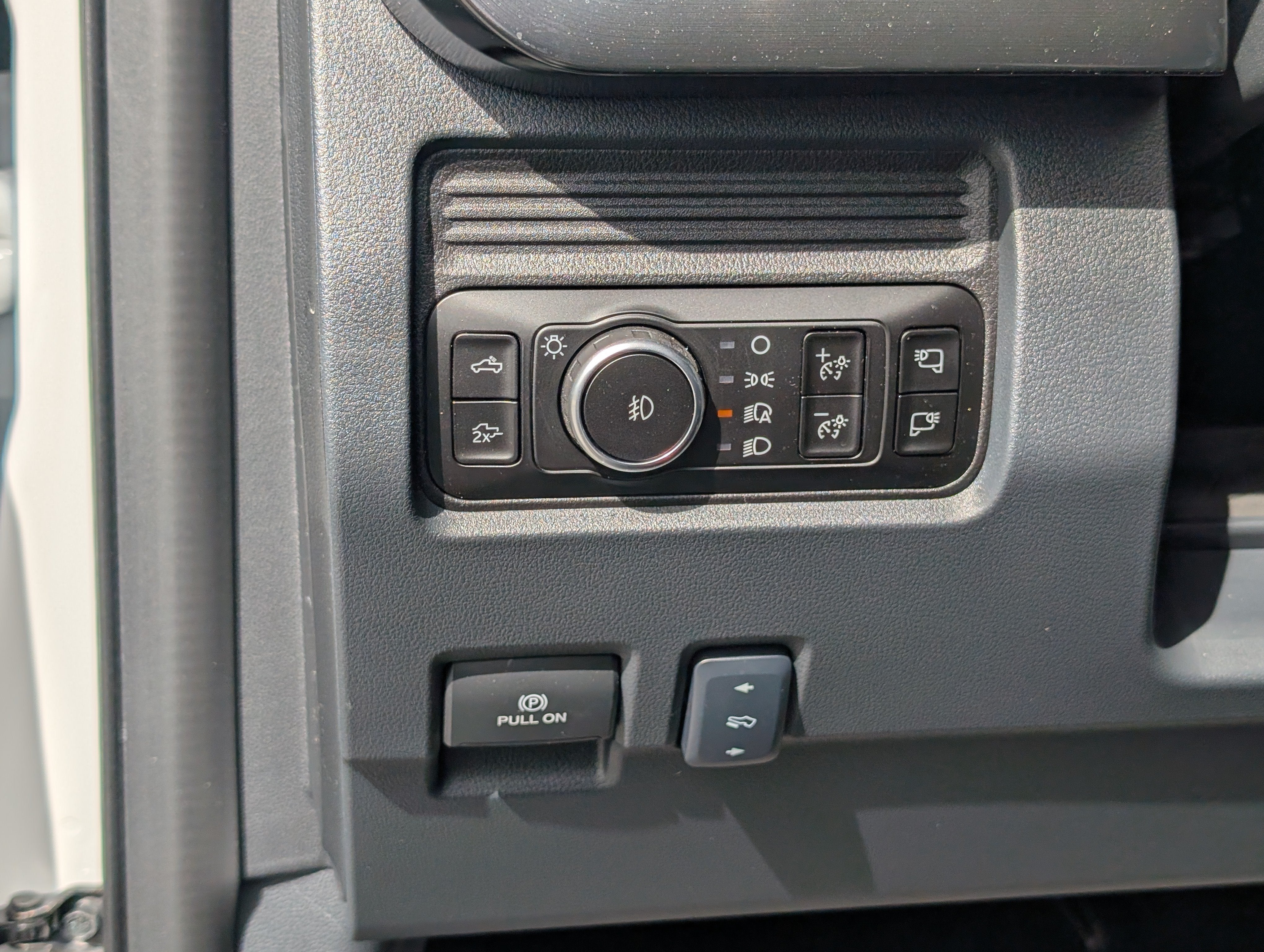 2027 Ford Super Duty F-350 DRW LARIAT