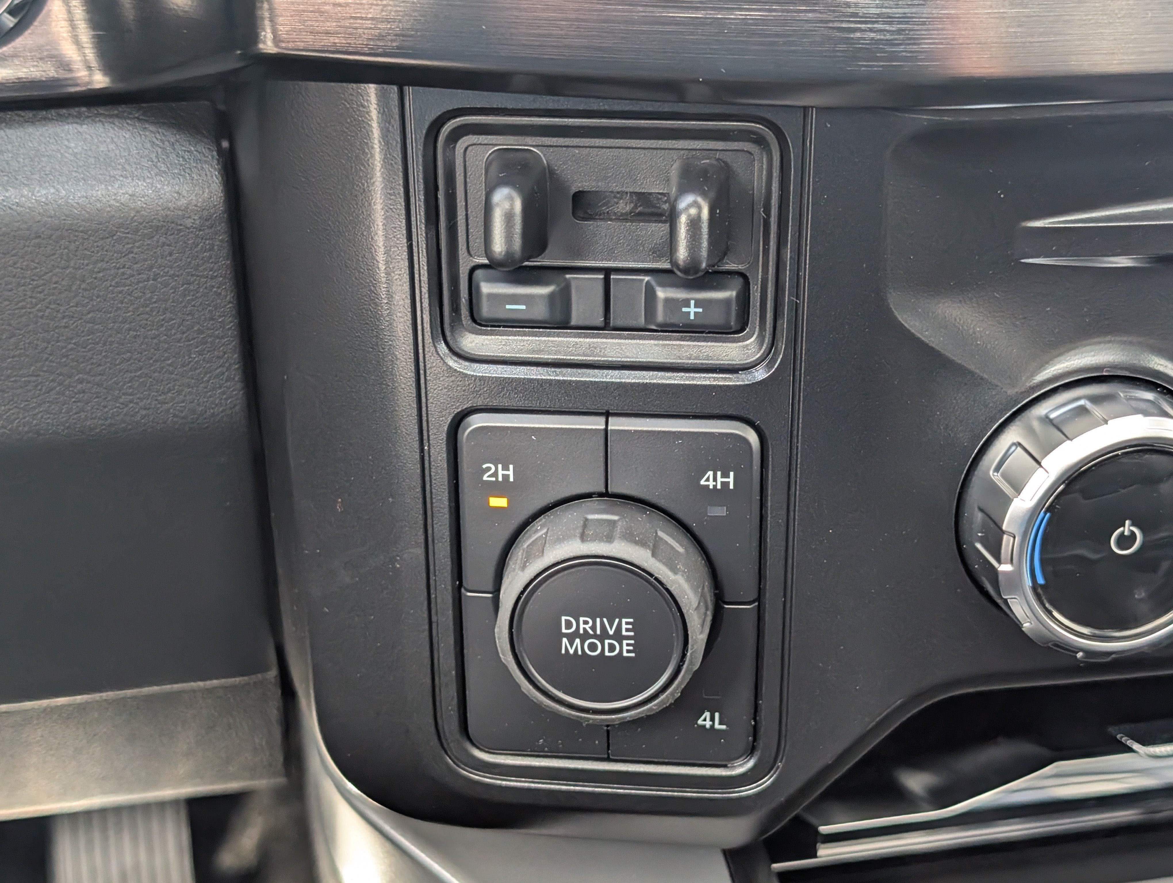 2027 Ford Super Duty F-350 DRW LARIAT