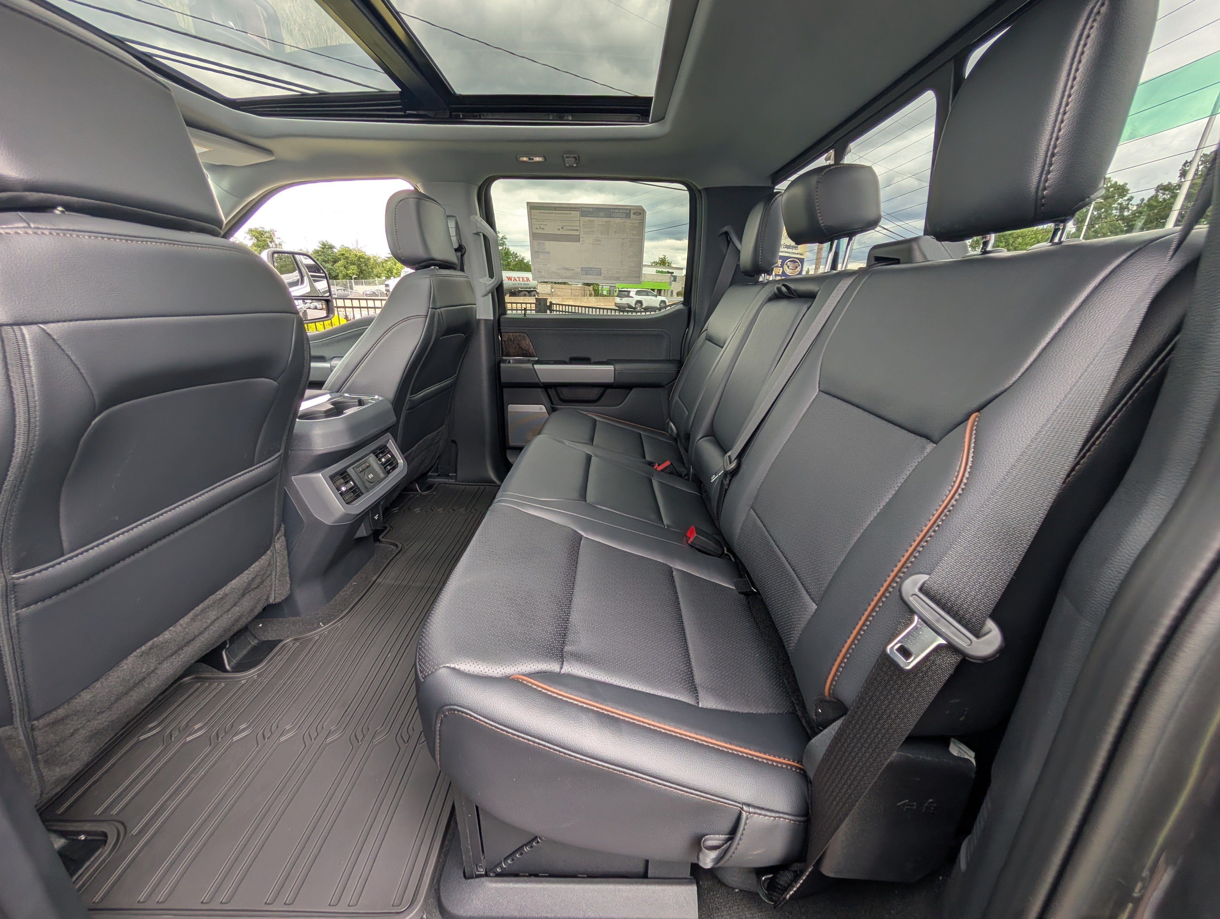 2026 Ford Super Duty F-350 DRW LARIAT