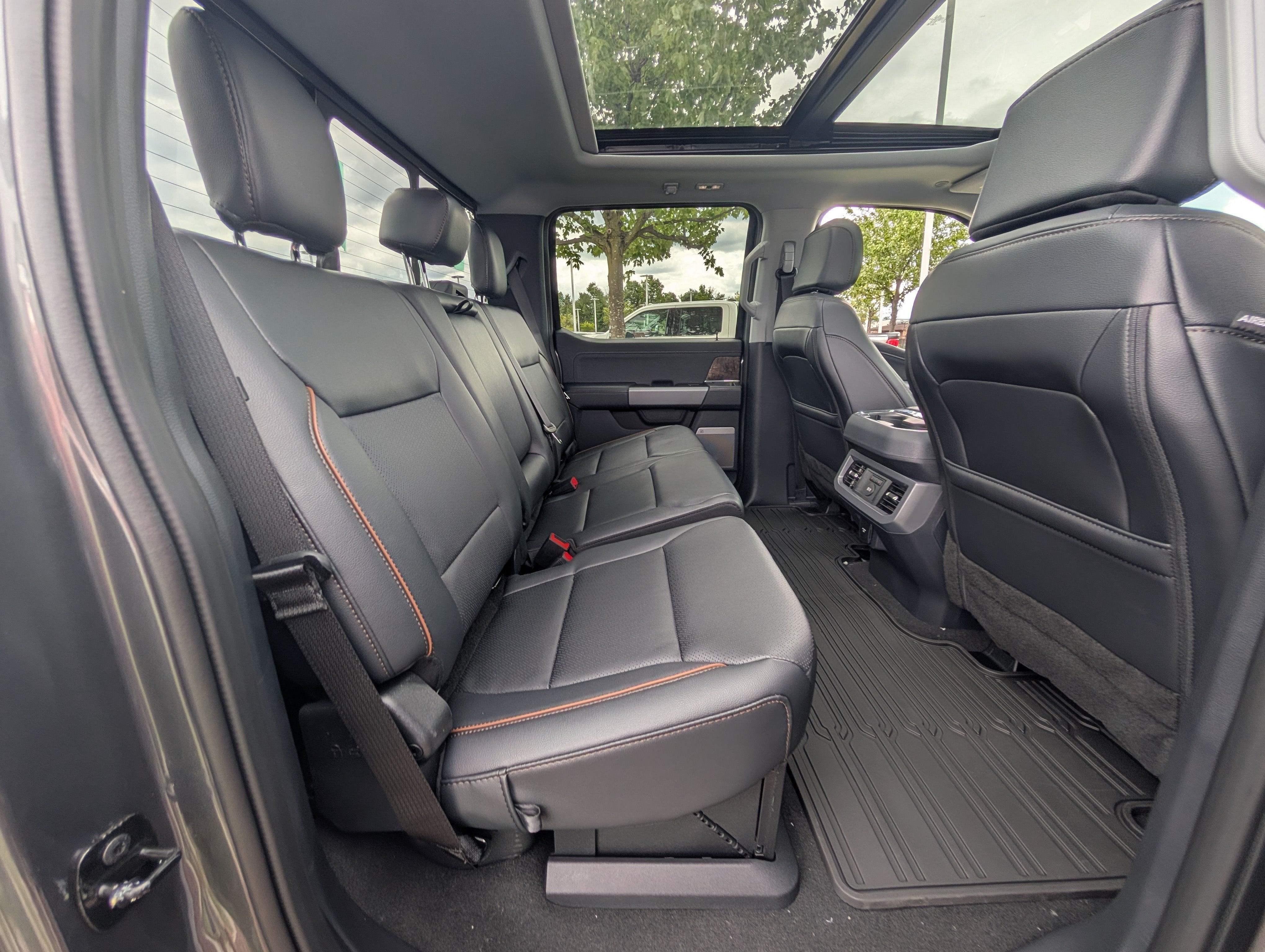2026 Ford Super Duty F-350 DRW LARIAT